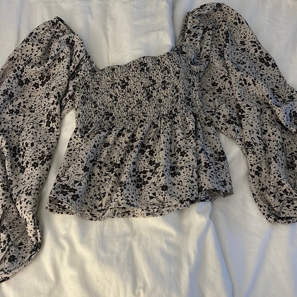 By Together Women's Floral Print Smocked Long Sleeve Crop Top — Size Sma…